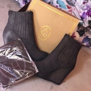 Black wedge boot